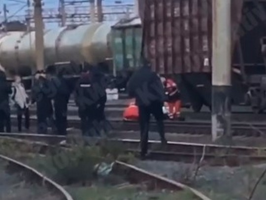 В Киеве зацепер на крыше электрички получил ожог 50% тела: видео с места ЧП