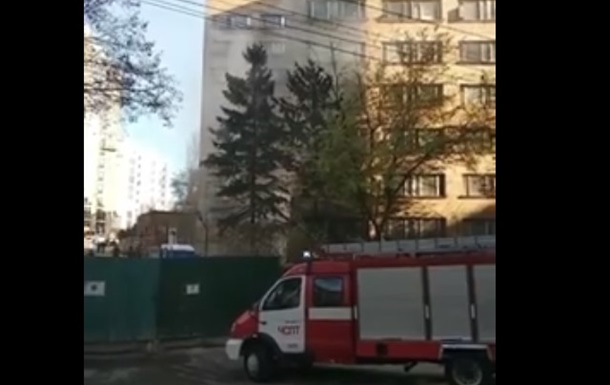 В Киеве загорелось общежитие