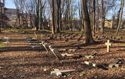 В Коломые повалили кресты на польском кладбище