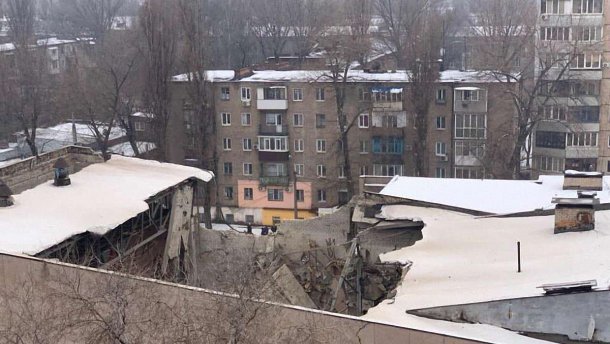 В Кривом Роге обвалилась крыша бывшего кинотеатра: фото с места инцидента