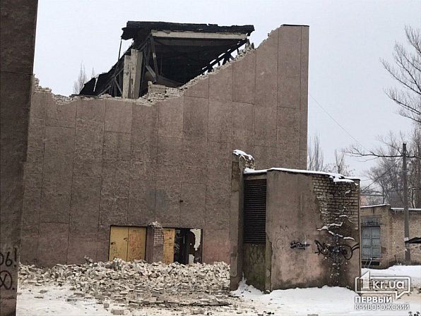 В Кривом Роге обвалилась крыша бывшего кинотеатра: фото с места инцидента