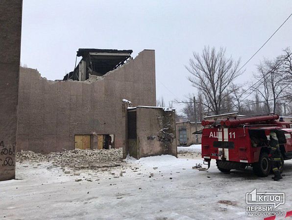 В Кривом Роге обвалилась крыша бывшего кинотеатра: фото с места инцидента