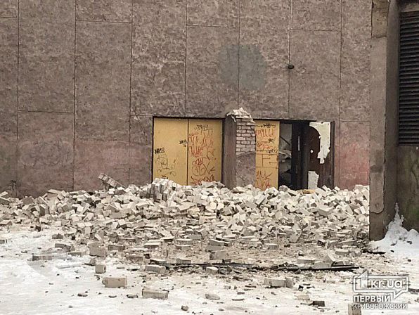 В Кривом Роге обвалилась крыша бывшего кинотеатра: фото с места инцидента