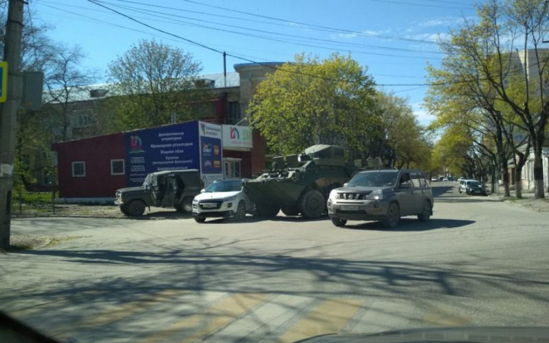 В Крыму БТР оккупантов протаранил легковушку: фото с места ДТП