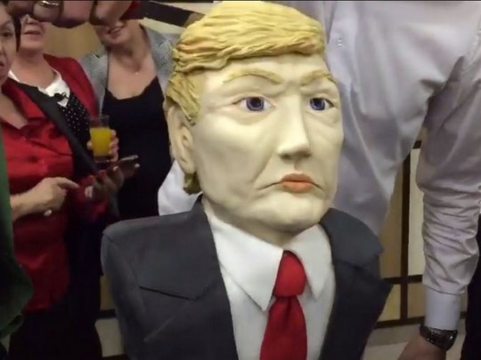 В Крыму изрезали ножом и съели Трампа (видео)
