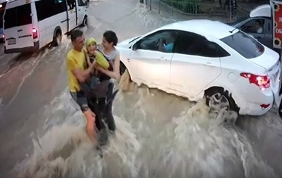 В Крыму спасли унесенного потоком воды ребенка