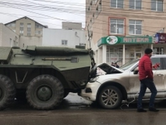 В Курске БТРы взяли в клещи четыре авто (фото, видео)