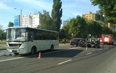 В Луцке автобус Нацгвадии протаранил внедорожник