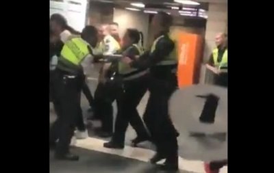 В метро Барселоны охранники избили пассажира