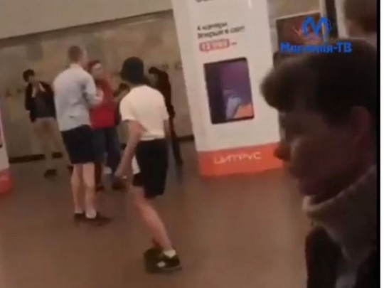 В метро Киева из-за драки пассажиров задержали поезда (видео)