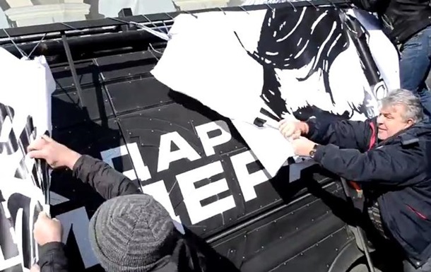 В Одессе митингующие разгромили микроавтобус Дарта Вейдера