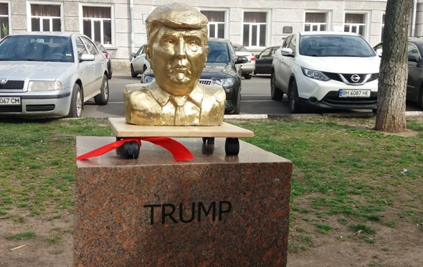 В Одессе появились памятники Ким Чен Ыну и Трампу