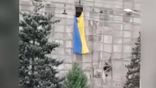 В оккупированном РФ Донецке под гимн Украины вывесили флаг: фото, видео