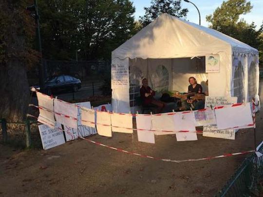 В Париже разгромили палатку Сенцова под посольством России (фото)