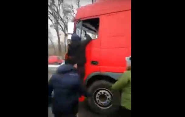 В Полтаве евробляхеры напали на водителя фуры