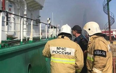 В порту Махачкалы взорвался и горит танкер