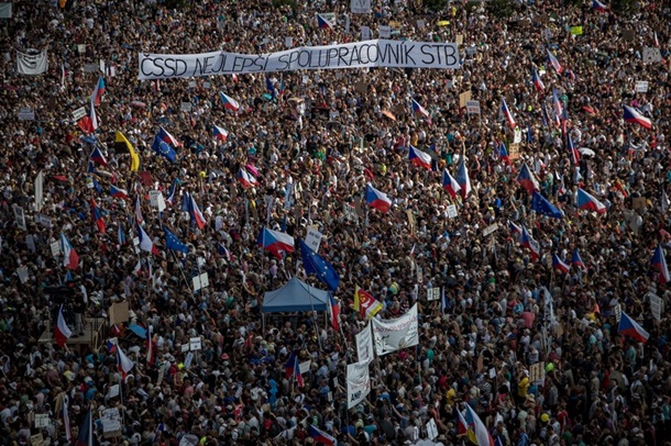 В Праге более 250 тысяч митингуют против власти