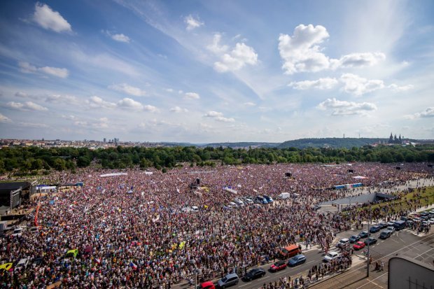 В Праге на антиправительственный митинг вышли 250 тысяч человек: фото