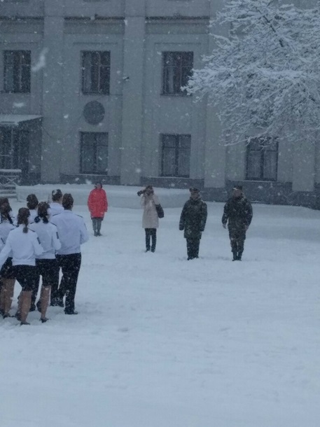 В РФ школьницы в балетках маршировали по сугробам