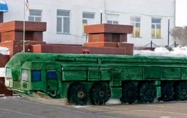 В РФ зеки сделали из снега установку Тополь-М