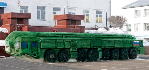В РФ зеки сделали из снега установку Тополь-М