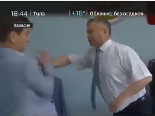 В России чиновник набросился на журналиста с кулаками из-за провокационного вопроса (видео)