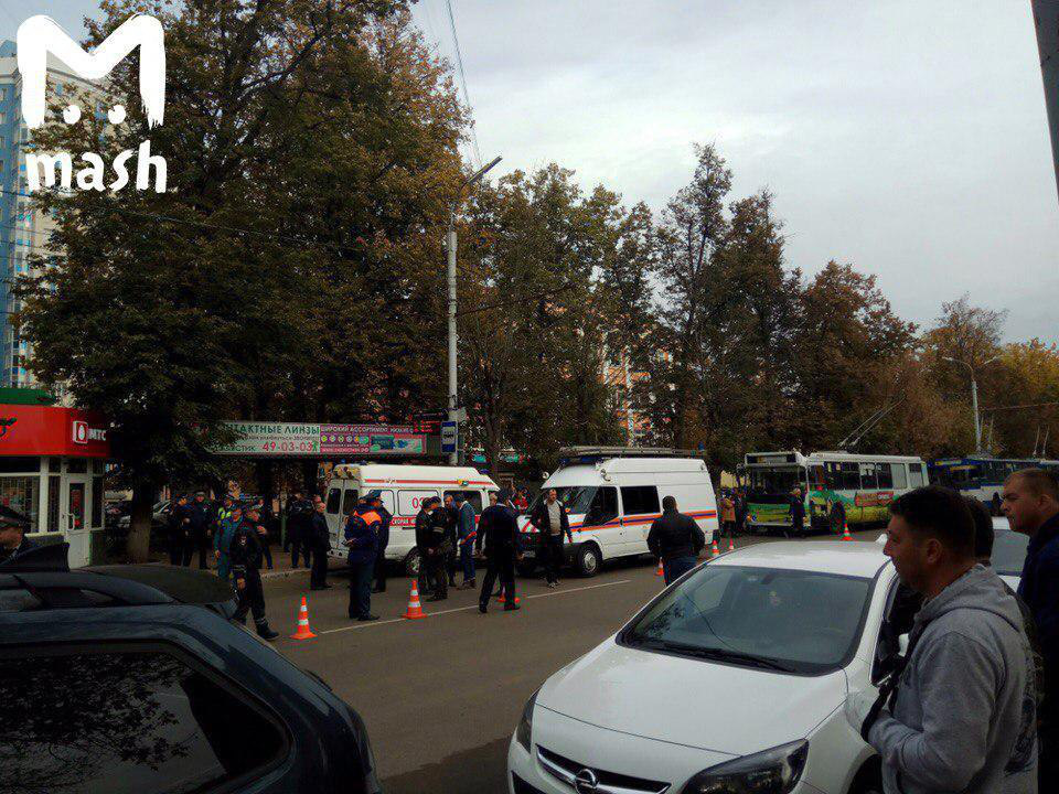 В России троллейбус сбил людей на остановке: много погибших (фото)