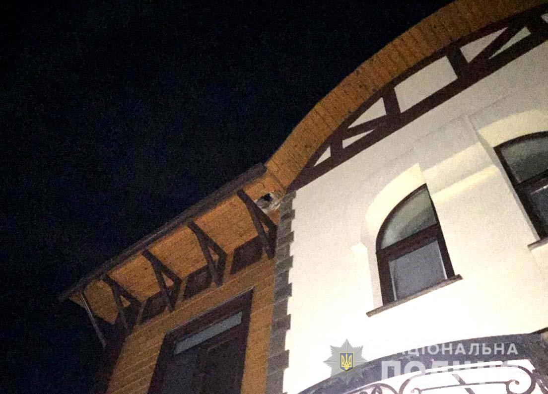 В Ровно в дом бизнесмена бросили гранату: фото с места ЧП