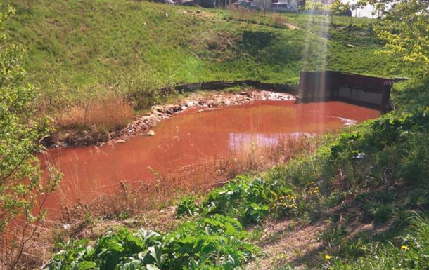 В Санкт-Петербурге покраснела река