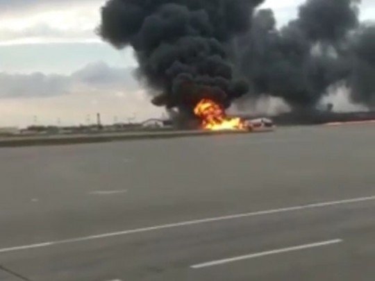 В Шереметьево загорелся самолет с пассажирами: в сеть попало жуткое видео