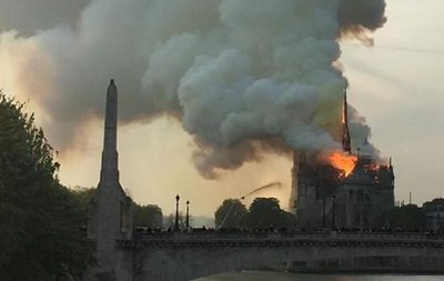 В соборе Парижской Богоматери сильный пожар