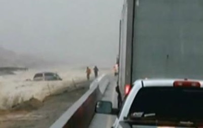 В США авто с пассажирами смыло в водопад