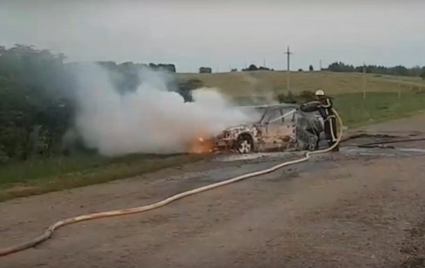 В Сумской области загорелось на ходу авто с пассажирами