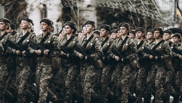 В Украине девушкам разрешили вступать в военные лицеи