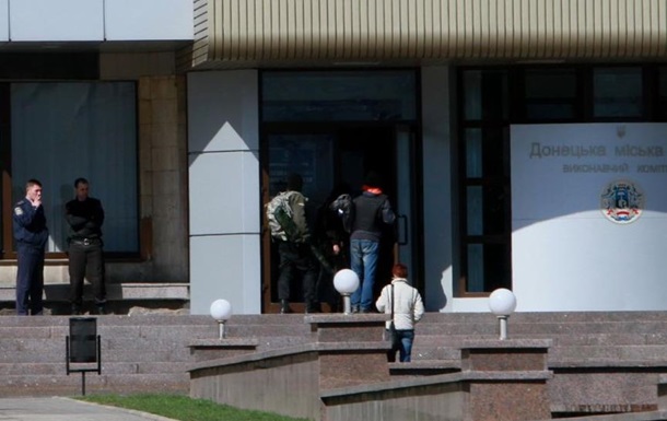 В здании Донецкого горсовета около 50 человек с АК и снайперскими винтовками - источникЭксклюзив