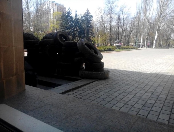 В здании Донецкого горсовета около 50 человек с АК и снайперскими винтовками - источникЭксклюзив