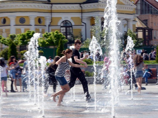 В жару лучше отказаться от жирной пищи: как надо питаться летом