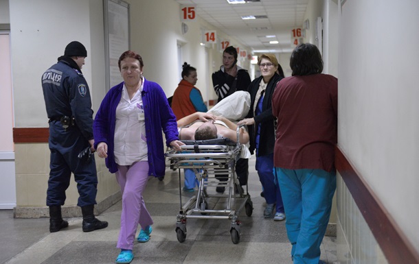 Во Львове девушке на голову упала часть фасада