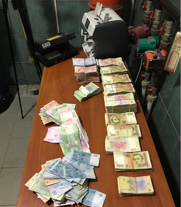 Во Львове накрыли конвертационный центр, к которому причастны местные фискалы (фото)