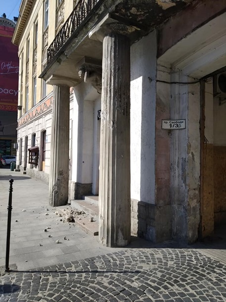 Во Львове рядом с женщиной упала рука бетонного атланта