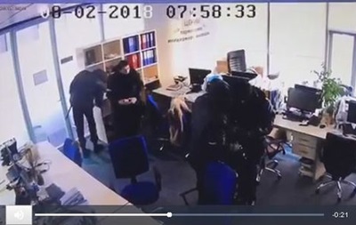 Во время обысков в редакции Вестей силовики изъяли две бутылки алкоголя