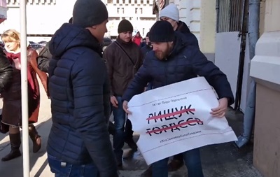 Во время визита Порошенко в Харьков активистам порвали плакаты