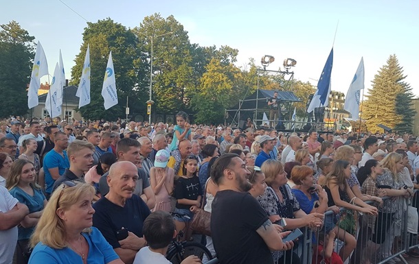 Во время встречи Порошенко с избирателями бросили дымовые шашки