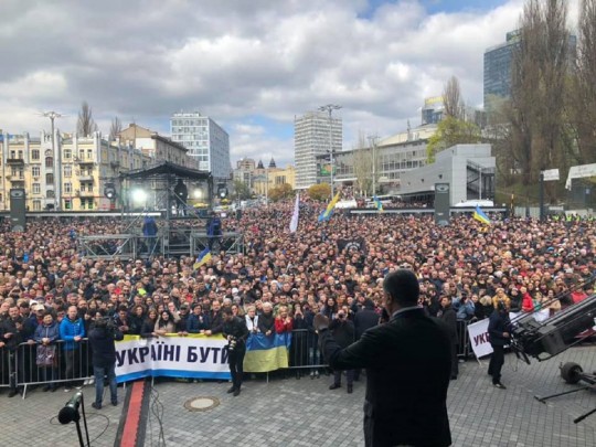 Возле «Олимпийского» возник ажиотаж из-за дебатов: в сети показали красноречивые фото