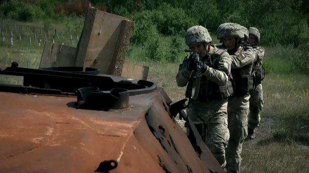Які безпощадні іспити долають українські курсанти, аби їм дозволили стрибнути з парашутом: відео