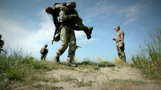 Які безпощадні іспити долають українські курсанти, аби їм дозволили стрибнути з парашутом: відео