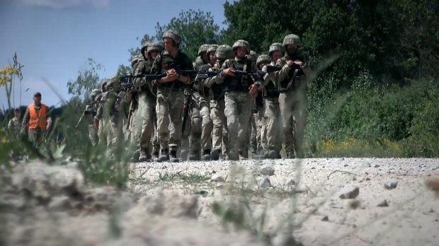 Які безпощадні іспити долають українські курсанти, аби їм дозволили стрибнути з парашутом: відео
