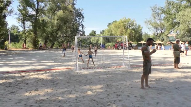 Як місцеві жителі самостійно облаштували пляж на Черкащині