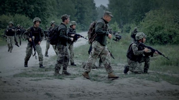Які пекельні випробування долають солдати під час навчання: вражаючі фото та відео