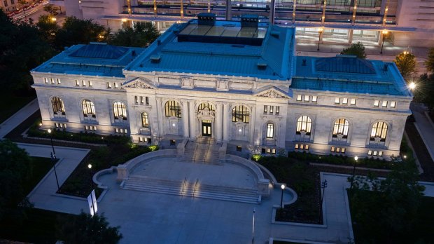 Як старовинна бібліотека перетворилась на сучасний Apple Store: фото